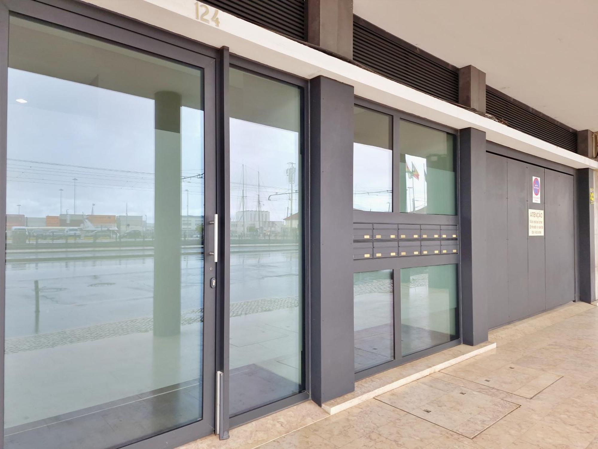 Apartment Mbird Riverside 2bd Flat With Garage Lissabon